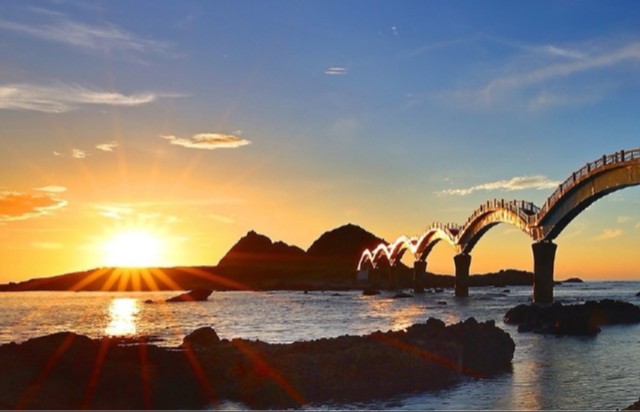 【 台東最美日出⸺ 三仙台 】